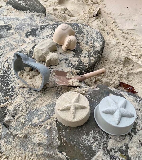 Sandförmchen-Set mit Schippe im Tragenetz - Naturkautschuk / upcycled – Bild 4