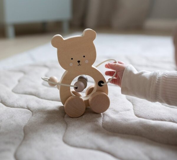 Schiebespielzeug Teddy mit Motorikschleife / Natur (FSC) – Bild 3